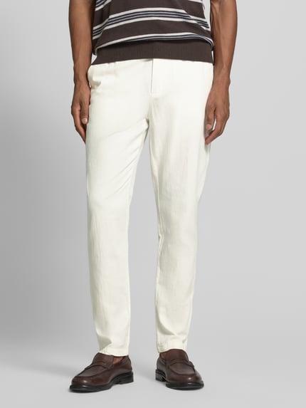 Männermodel trägt Jogpants aus Baumwoll-Leinen-Mix mit elastischem Bund von Scotch & Soda, Regular-Fit, creme, Nahaufnahme Unterkörper. Bundweite 42 cm, Innenbeinlänge 76 cm, Tunnelzug.