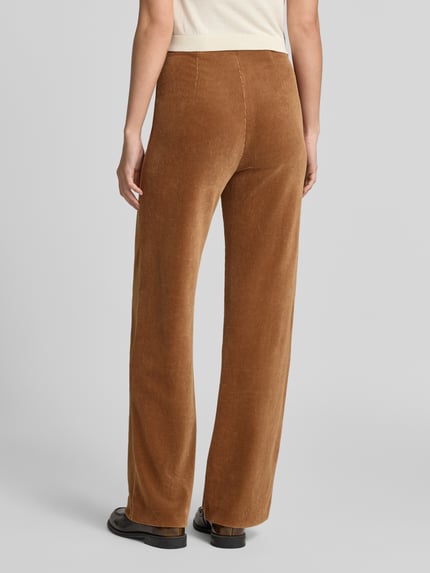 Kobieta nosi spodnie sztruksowe Regular Fit Cordhose aus Baumwoll-Mix model 'ELAINE' od Raffaello Rossi w kolorze brązowym, widok całej sylwetki z tyłu, damskie spodnie sztruksowe od Raffaello Rossi.