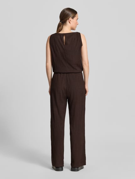 Frauenmodel trägt Relaxed Fit Jumpsuit mit Strukturmuster Modell 'Mefiza' von OPUS in Dunkelbraun, Elastischer-Material-Mix, Ärmelloses-Design, Ganzkörperansicht Rückansicht, Rückenlänge bei Größe 36: 48 cm, Brustweite: 46 cm, Gesamtlänge: 155 cm, Innenbeinlänge: 77 cm.