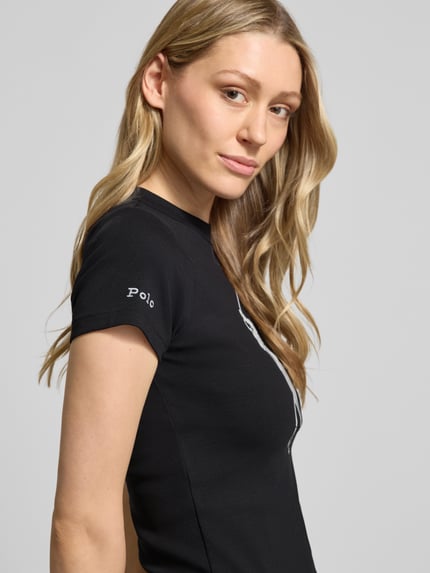 Vrouwenmodel draagt Slim Fit T-shirt uit katoenmix van Polo Ralph Lauren, look: effen kleuren, logoprint, ronde hals, korte mouw, ribjersey, detailopname bovenlichaam
