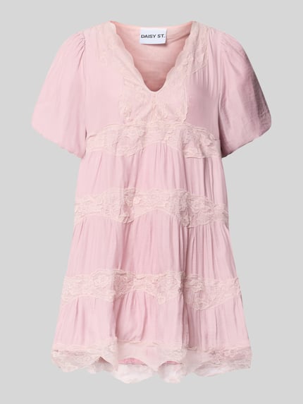 Produktfoto, sukienka mini z obszyciem koronką, krój regular fit, dekolt w serek, z krótkim rękawem, Model 'Cotton Candy' od DAISY STREET, długość tyłu w rozmiarze S: 78 cm, szerokość w rozmiarze S: 48 cm, długość rękawów w rozmiarze S: 26 cm, różowa tkanina, falowana faktura