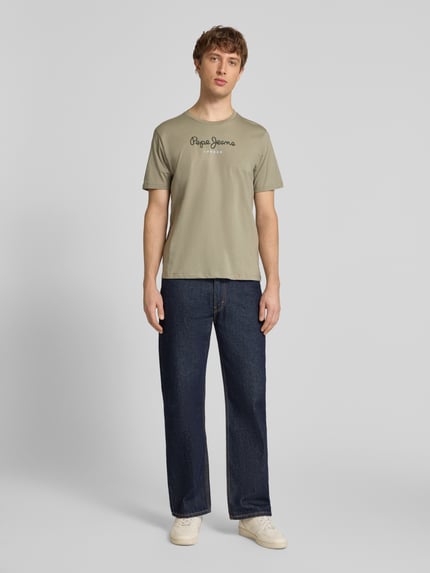 Männermodel trägt Regular Fit T-Shirt aus reiner Baumwolle Modell 'EGGO' von Pepe Jeans, Optik: Unifarben, Ganzkörperansicht von vorne.