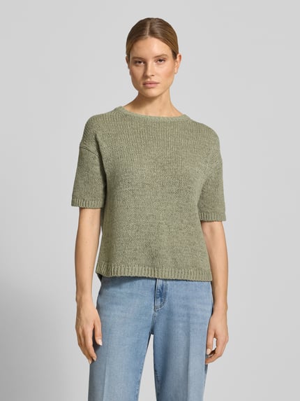 Frauenmodel trägt Loose Fit Pullover aus Baumwoll-Mix von Marc O'Polo, Optik: Unifarben, Strick, Rundhals, Kurzarm, Ganzkörperansicht von vorne.