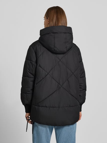 Frauenmodel trägt schwarzen Relaxed Fit Steppmantel mit Kapuze von Marc O'Polo, glatte Oberfläche, Damen Steppmantel, Ganzkörperansicht Rückansicht.
