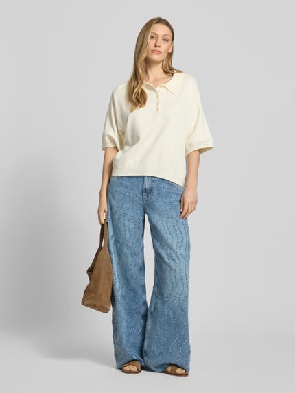 Vrouwenmodel draagt Wide Leg Jeans im Allover-Look model 'FLARE' van Liu Jo White van puur katoen, blue, all-over look, wide leg, bandwijdte maat 27: 39 cm, binnenbeenlengte maat 27: 80 cm, full-body vooraanzicht.