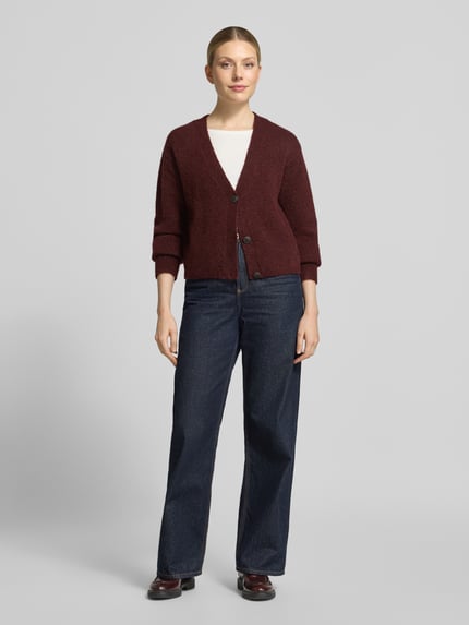 Frauenmodel trägt Cardigan aus Wolle mit Logo-Stitching Modell 'Sirala' von HUGO, unifarben, Strickstruktur, Ganzkörperansicht von vorne.