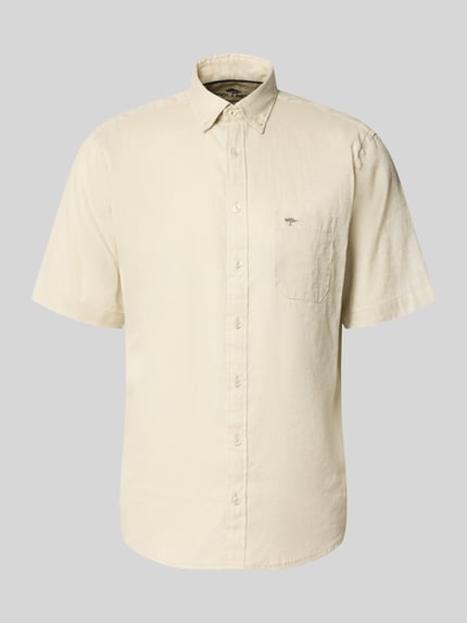 Produktfoto, Slim Fit Freizeithemd aus Leinen-Baumwoll-Mix von Fynch-Hatton in hellem Beige, Button-Down-Kragen, Brusttasche, Label-Stitching, Knopfleiste, glatte Struktur, Größe M mit Rückenlänge 74 cm, Schulterbreite 48 cm, Ärmellänge 26 cm.