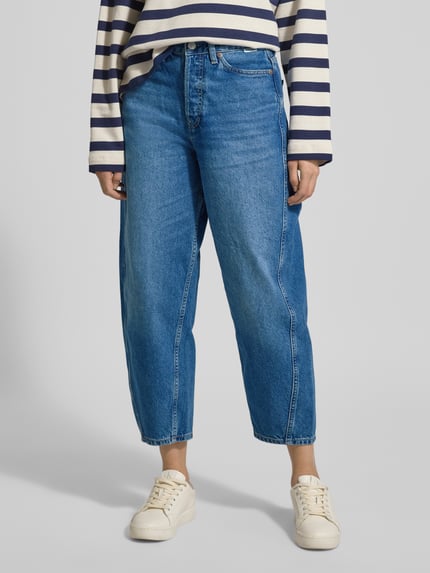 Vrouwenmodel draagt High Waist Barrel Jeans uit puur katoen Model 'BAARLY' van Armedangels in denimlook, barrel fit, enkellengte, 5-pocketmodel, labelpatch, studs, riemlussen, knoop- en ritssluiting, puur katoen. Ganzkörperansicht van voren.