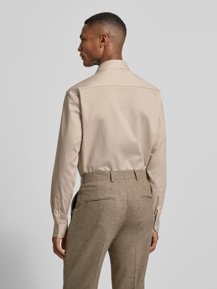 Männermodel trägt Comfort Fit Business-Hemd aus Baumwolle mit Kentkragen von Eterna, beige, Brusttasche, Knopfleiste, Ganzkörperansicht Rückansicht. Rückenlänge bei Größe 40: 80 cm, Schulterbreite: 48 cm, Ärmellänge: 65 cm.