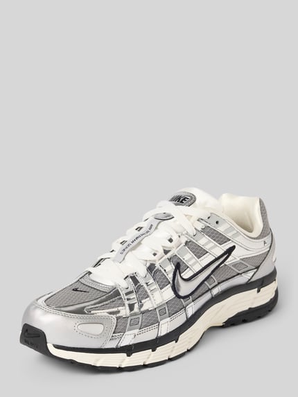 Produktfoto, Sneaker aus Leder-Textil-Mix von Nike für Herren, silberne, schwarze und weiße Farbtöne, glatte und meshartige Strukturen.