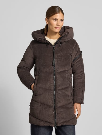 Frauenmodel trägt Jacke aus Cord mit Zweiwege-Reißverschluss Modell 'KATTIE' von khujo, Material-Mix mit Stretch, Ganzkörperansicht von vorne.