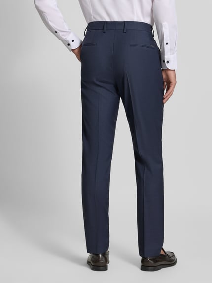 Männermodel trägt dunkelblaue Slim Fit Anzughose aus reiner Schurwolle Modell 'H-Genius-263' von BOSS, Ganzkörperansicht Rückansicht, Herren Anzughose von BOSS.
