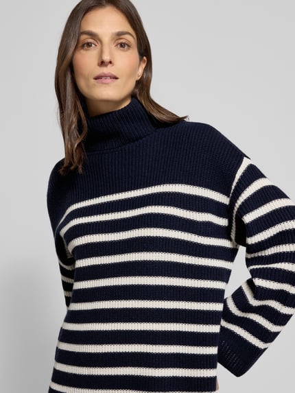 Vrouwenmodel draagt Mini-Strickkleid aus Woll-Kaschmir-Mix Modell 'AREENA' van Lauren Ralph Lauren, gestreept, oversized, col, ribboorden, minilengte, mix van wol en kasjmier, dames tricotjurk, nahaufnahme van het bovenlichaam.