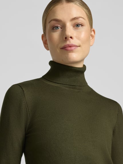 Vrouwenmodel draagt Slim Fit gebreide pullover uit Viscosemix Model 'IHLULS' van ICHI in olijfgroen, dames, Col, Nahaufnahme bovenlichaam. Ruglengte maat S 61 cm, mouwlengte 66 cm.