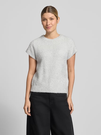 Modelka nosi sweter z dzianiny Regular Fit z mieszanki wiskozy, model 'ANILES' od ICHI, krótki rękaw, długość tyłu w rozmiarze S: 52 cm, Ganzkörperansicht von vorne.