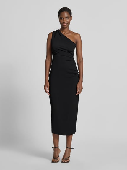 Frauenmodel trägt eng anliegendes Cocktailkleid mit One-Shoulder von Jake*s Cocktail in Schwarz, glatte Oberfläche, Ganzkörperansicht von vorne.
