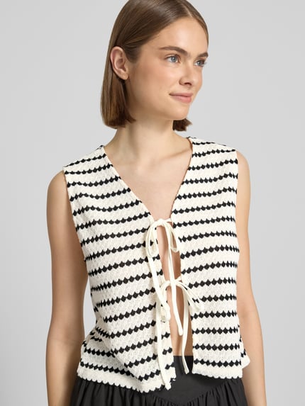 Frauenmodel trägt Regular Fit Weste mit Baumwoll-Anteil Modell 'EVA LIFE' von Only im Allover-Muster, Strick, Nahaufnahme Oberkörper.