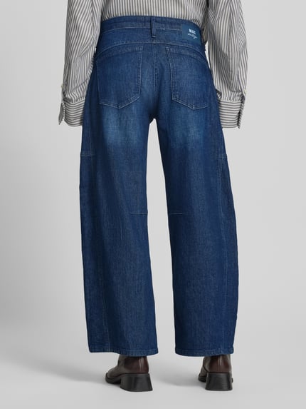 Vrouwenmodel draagt blauwe Barrel Jeans uit mix van modal en katoen model 'OHIO' van MAC, Dames Barrel Jeans, volledig achteraanzicht.