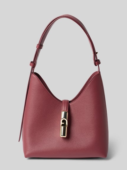 Productfoto, Handtasche aus echt leer Model 'GOCCIA' van FURLA in bordeauxrood met structuurpatroon, hoofvak met overslag en pinsluiting, verstelbare schouderband, binnenvak met ritssluiting, breedte 22 cm, lengte 25 cm, diepte 12 cm, bandlengte 42 cm.