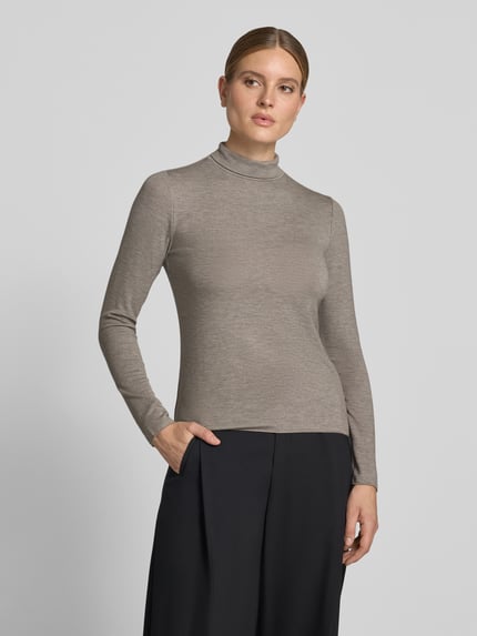 Frauenmodel trägt Longsleeve mit Rollkragen von someday in Taupe, Viskose-Mix, eng anliegend, Ripp-Struktur, Nahaufnahme Oberkörper.