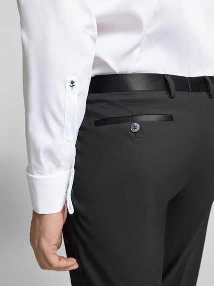 Männermodel trägt Slim Fit Business-Hemd aus Baumwolle mit Kentkragen von Seidensticker, Rückenansicht, Detailaufnahme. Reine Baumwolle, verdeckte Knopfleiste, Rückenlänge 77 cm, Schulterbreite 42 cm, Ärmellänge 66 cm, Größe 40.