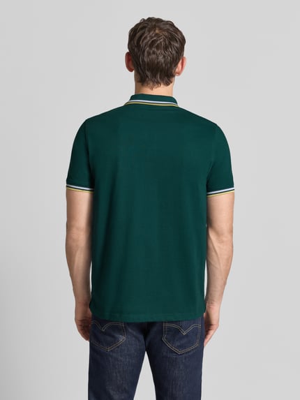 Männermodel trägt Slim Fit Poloshirt mit Kontraststreifen und Reißverschluss von MCNEAL, Baumwoll-Elasthan-Mix, Rückansicht Ganzkörperansicht.