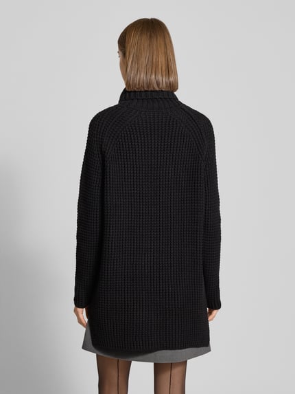 Frauenmodel trägt Regular Fit Rollkragenpullover aus Baumwoll-Mix von Marc O'Polo Denim, schwarz, grob gestrickt, Longline, Rückansicht.