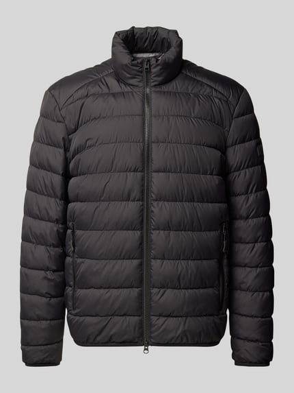 Produktfoto, schwarze Steppjacke mit Label-Patch von MARC O’POLO, unifarben, taillierter Schnitt, Stehkragen, zweiwege Reißverschluss, elastische Abschlüsse, seitliche Reißverschlusstaschen, robustes Material