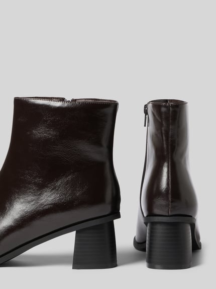 Produktfoto, Stiefelette mit spitzer Kappe von BIANCO, unifarben dunkelbraun, glänzende Lederoptik, sichtbare Nähte, Blockabsatz, Gummisohle