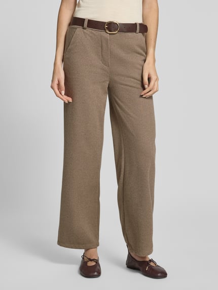 Frauenmodel trägt Regular Fit Weite Hose mit Bundfalten von ZABAIONE, unifarben, strukturierte Webware, Schnalle und Gürtelschlaufen, Nahaufnahme Oberkörper.