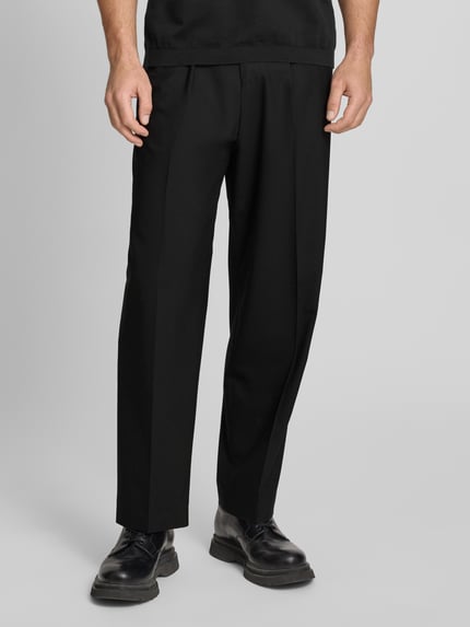 Männermodel trägt Straight Fit Hose aus Schurwoll-Mix Modell 'TONY' von HUGO, Optik: Unifarben, Nahaufnahme Unterkörper, Vorderansicht.