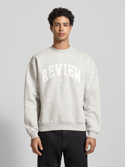 REVIEW Sweatshirt mit Varsiety Embleme Hellgrau Melange 4