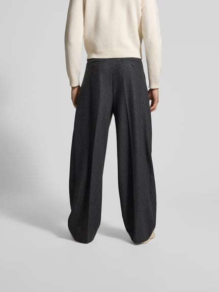 Männermodel trägt Stoffhose aus Baumwoll-Mix von Filippa K, kanty, wpuszczane kieszenie, krój straight fit, długość wewnętrzna nogawki 80 cm, szerokość w rozmiarze 50: 48 cm, ciemnoszary kolor, gładka tekstura, widok całej sylwetki od tyłu.