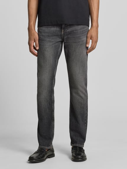 Männermodel trägt Slim Fit Jeans aus Stretch-Denim Modell 'DELAWARE' von BOSS in grauer Denim-Optik, 5-Pocket-Design, Ganzkörperansicht von vorne.