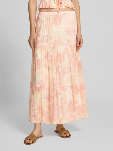 Frauenmodel trägt Maxirock aus Viskose im Stufen-Look Modell 'Caloa' von OH APRIL in Rosa und Beige, A-Linie, Nahaufnahme Unterkörper.