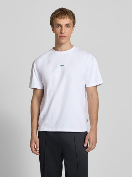 Männermodel trägt Regular Fit T-Shirt mit Logo-Stitching von BLKVIS, reine Baumwolle, weiß, Rundhalsausschnitt, Ganzkörperansicht von vorne.