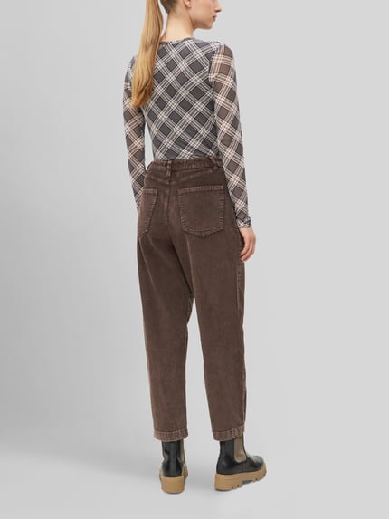 Frauenmodel trägt Regular Fit Cordhose mit Umschlagabschluss von S.OLIVER CASUAL, brauner Cord, 5-Pocket-Design, Ganzkörperansicht Rückansicht.