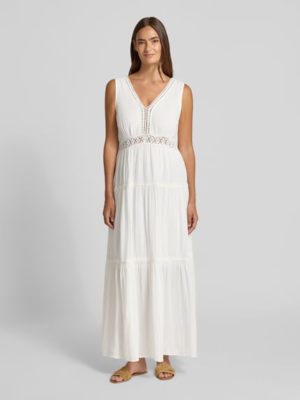 Frauenmodel trägt Maxikleid mit Loch-Stitching Modell 'Anini' von YAS aus reiner Baumwolle im ärmellosen Design mit V-Ausschnitt, Tailliert, weiß, feine Stoffstruktur, Ganzkörperansicht von vorne.