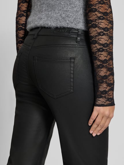 Kobieta nosi Mid Waist Lederhose mit matter Optik von ONLY, czarny kolor, skórzany wygląd, 5 kieszeni, pasek, zbliżenie na tył