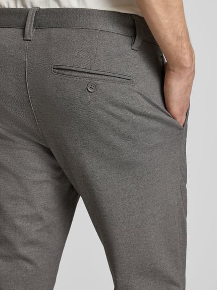 Männermodel trägt Slim Fit Chino aus Viskose-Mix Modell 'MARK' van Only & Sons, uni melange grijs, steekzakken, labeldetail, detailopname rug