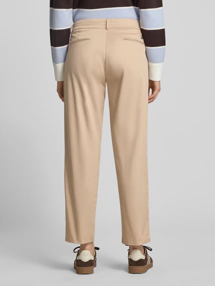Vrouwenmodel draagt Straight Fit Chino aus Baumwoll-Mix van Lacoste, beige kleur, gladde textuur, dames straight fit chino, volledige achteraanzicht