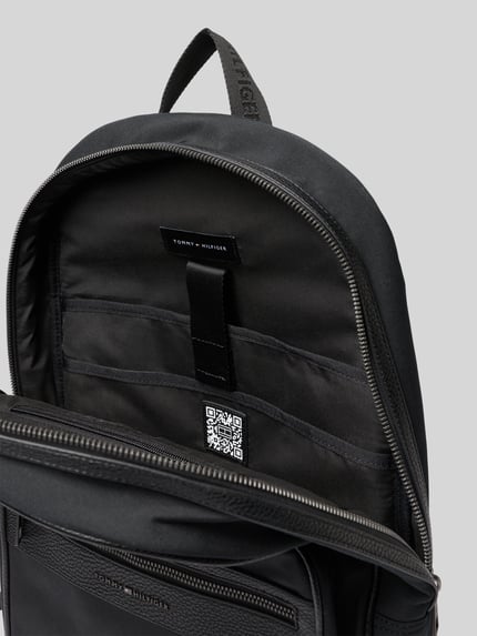 Produktfoto, Rucksack mit Label-Schriftzug Modell 'REPREVE' von Tommy Hilfiger in Schwarz mit Reißverschluss und Fächern, Detailaufnahme Innenansicht