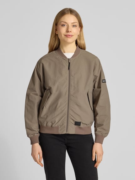 Frauenmodel trägt Jacke mit Pattentaschen Modell 'FACEE' von khujo in Taupe, Regular Fit, Stehkragen, Reißverschluss, Ganzkörperansicht von vorne.