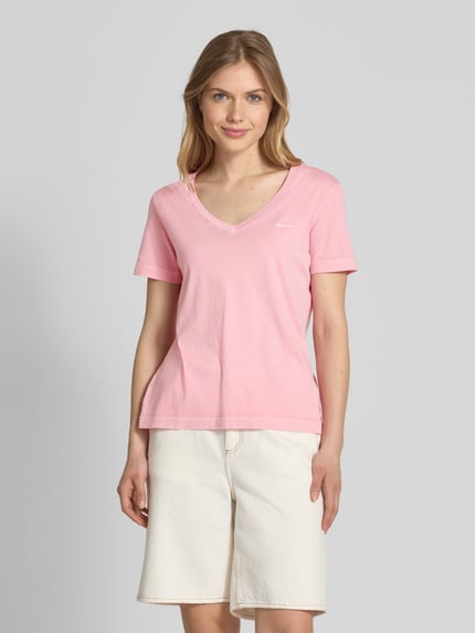 GANT T-Shirt mit geripptem V-Ausschnitt Pink 4