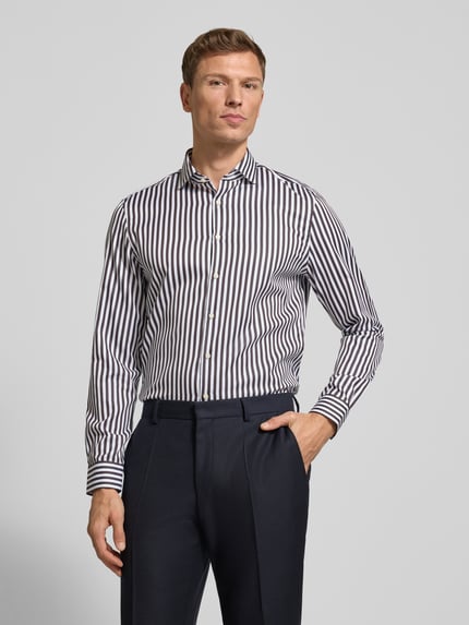 Männermodel trägt Slim Fit Business Hemd aus Baumwolle mit Haikragen von Jake*s mit Streifenmuster, Knopfleiste, Reine Baumwolle, Ganzkörperansicht von vorne. Rückenlänge 78 cm, Schulterbreite 47 cm, Ärmellänge 66 cm bei Größe 39/40.