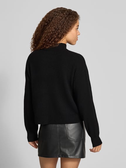 Frauenmodel trägt Pullover mit Mock Neck Modell 'PCMALOU' von PIECES in Schwarz, Strukturstrick, Regular Fit, cropped, Rückansicht.