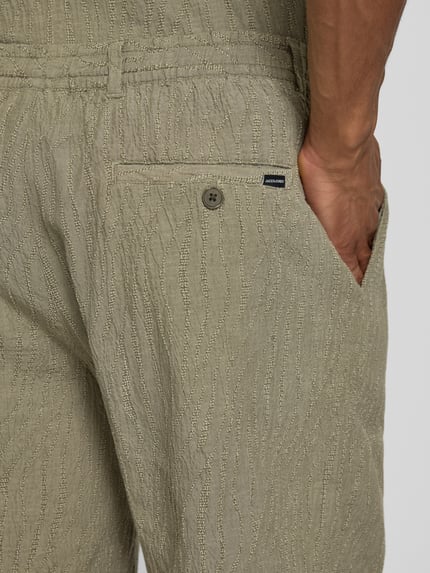 Männermodel trägt Shorts mit Strukturmuster Modell 'BILL' von Jack & Jones Premium, Baumwollmix, Beige, Nahaufnahme Gesäßbereich.