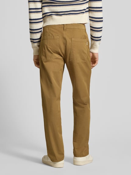 Männermodel trägt heren chino met steekzakken van mix van katoen en elastaan model 'MADDOX' van Blend, regular fit, ganzkörperansicht rückansicht. Context: bandwijdte maat 32/32: 17 cm, binnenbeenlengte maat 32/32: 29 cm.