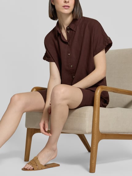 Frauenmodel trägt Relaxed Fit Bluse aus Leinen-Viskose-Mix Modell 'Lava' von FREE/QUENT, braun, Hemdblusenkragen, Knopfleiste, Nahaufnahme Oberkörper, Produktbeschreibung: Rückenlänge S 55 cm, Ärmellänge S 12 cm.