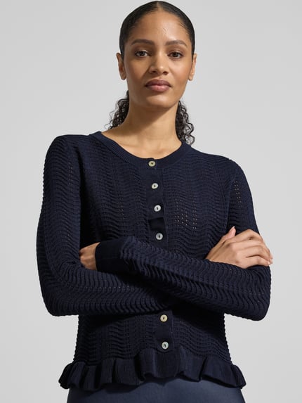 Modelka nosi Strickjacke mit Rundhalsausschnitt und Wellensaum von Christian Berg Woman Selection, dzianina z wiskozą, krój regular fit, granatowy, widok na górę ciała z przodu